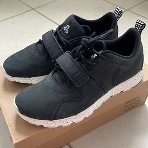 DS Nike Trainerendor Mens US7.5 616575-001